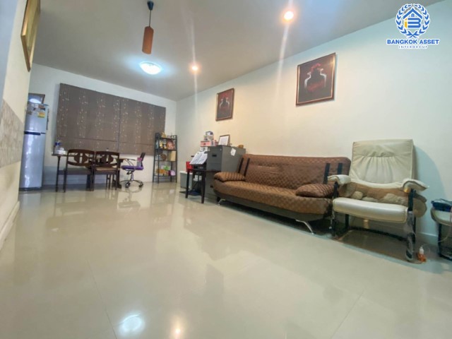 ทาวน์เฮ้าส์มือสองย่านนนทบุรี ม.พฤกษาทาวน์ รัตนาธิเบศร์-ราชพฤกษ์ ติดถนนราชพฤกษ์  เนื้อที่ 21.6 ตร.ว. ฟังก์ชัน 3 ห้องนอน 2 ห้องน้ำ 1 ที่จอดรถ แถมฟรี! 1 เครื่องปรับอากาศ 1 เครื่องทำน้ำอุ่น ต่อเติมพร้อม บนทำเลเยี่ยม ใกล้รถไฟฟ้าสายสีม่วง "สถานีบางรักใหญ่"